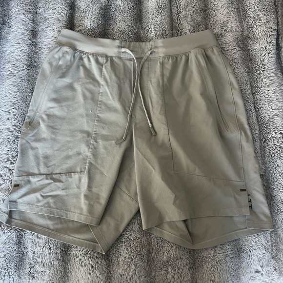 Lululemon License to Train Shorts 7 in - Picture 1 of 2